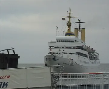 Wappen von Hamburg arrives at Cuxhaven