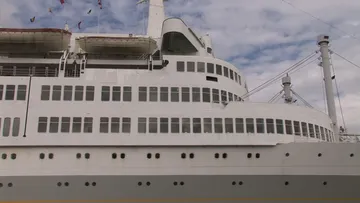 Passing SS Rotterdam Aboard De Majesteit