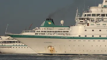 Albatros passes Amera and Fair Lady while leaving Bremerhaven