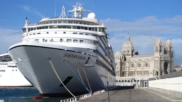 Seabourn Sojourn leaves Marseille