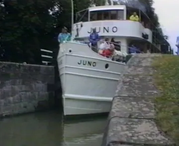 Juno transiting a lock near Hajstorp