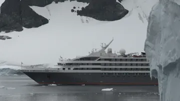 L‘Austral navigates Errera Channel 