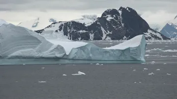 Navigating through Ice south of Coronation Island aboard HANSEATIC nature 