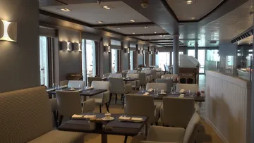 Lido Restaurant aboard HANSEATIC nature