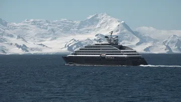 Scenic Eclipse passes HANSEATIC nature 