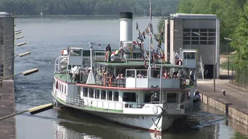 PS Schönbrunn transits a lock at Wallsee-Mitterkirchen