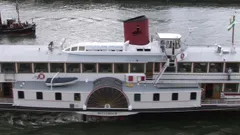 De Majesteit passes SS Rotterdam