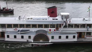 De Majesteit passes SS Rotterdam