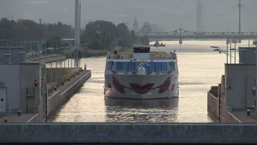 A'Rosa Riva transiting a lock at Freudenau dam