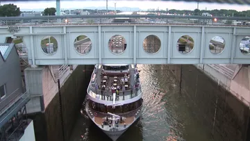 Swiss Tiara transiting a lock at Freudenau dam