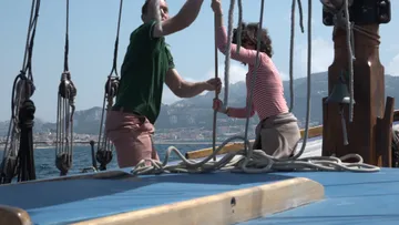 Setting the mainsail aboard La Flâneuse