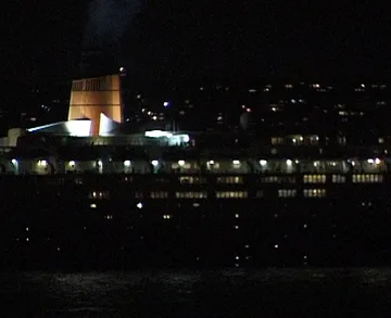 Queen Elizabeth 2 leaves Istanbul