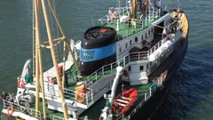 Zeesleper Elbe passes SS Rotterdam