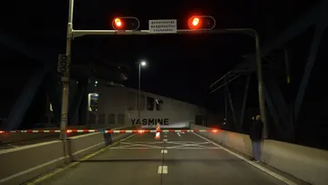 Yasmine passes Calandbrug