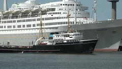 Zeesleper Elbe passes SS Rotterdam