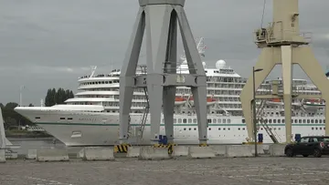 Artania arrives at Antwerp