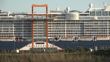 Celebrity Apex approaches the North Lock IJmuiden