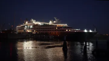 Le Lapérouse leaves the North Lock IJmuiden