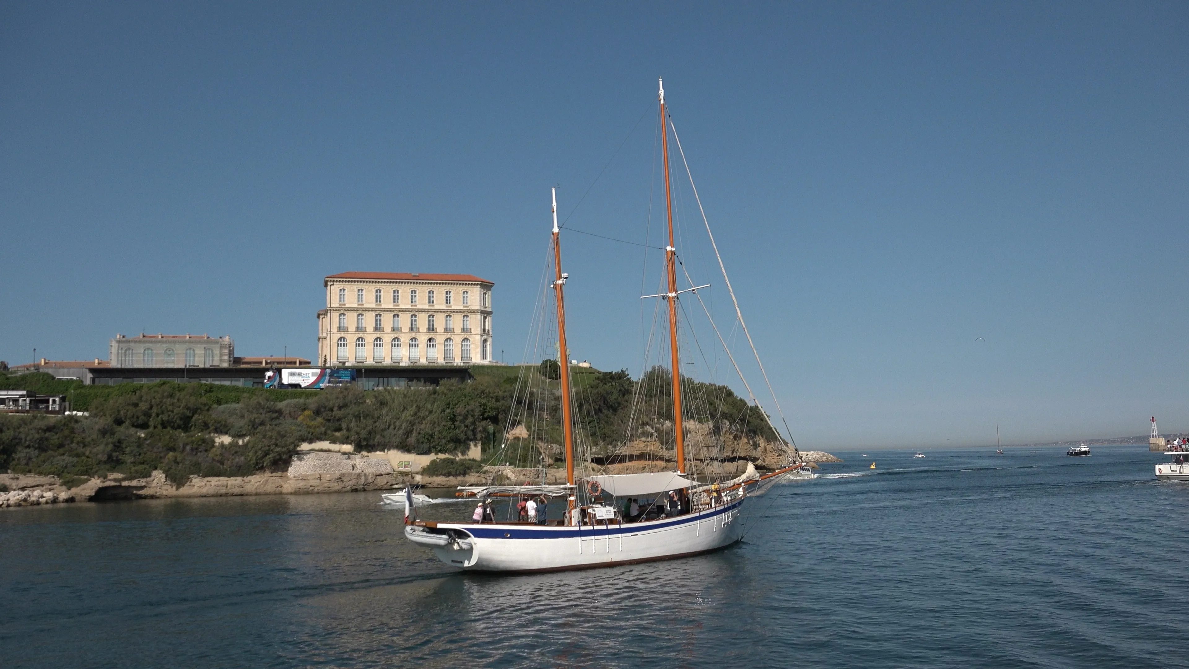 Goélette Alliance passes Palais du Pharo