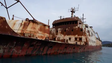 RIB from Paamiut to Seabourn Venture passing the wreck of Greenland Star